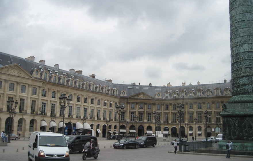 Parigi- Piazza Vendôme-Voluta da Luigi XIV-Prima c'era la statua del re.- 094